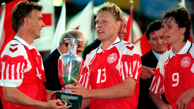 Хенрик Ларсен держит чемпионский кубок.