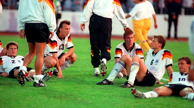 Немецкие футболисты переживают поражение в финале Евро-1992.