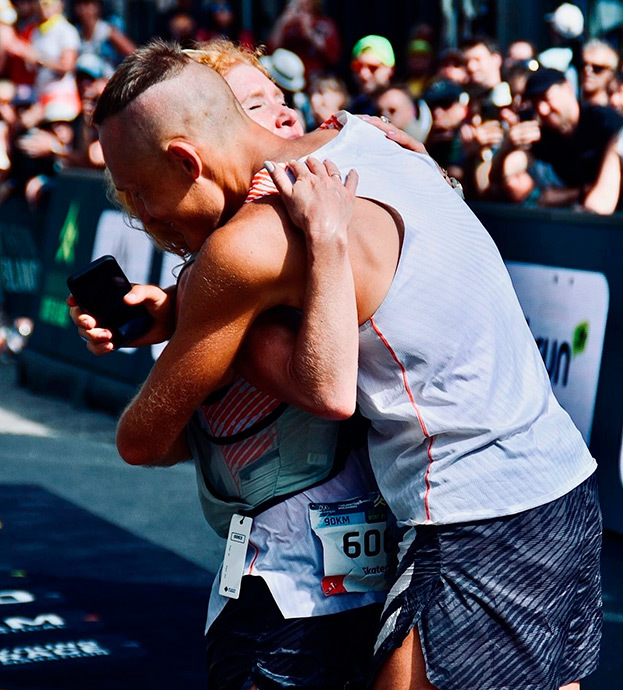 Дмитрий и Екатерины обнимаются после финиша.