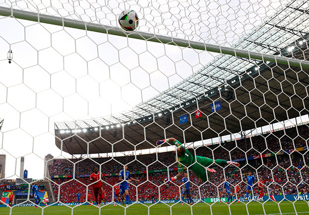 Мяч влетает в ворота сборной Италии после удара Рубена Варгаса.