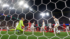 Эмоции по поводу «мизинчикового» офсайда понятны. Но глупо говорить, что ВАР убивает дух игры