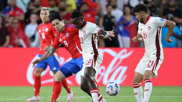 Нападающий сборной Чили Виктор Давила (№9) в матче против Канады.