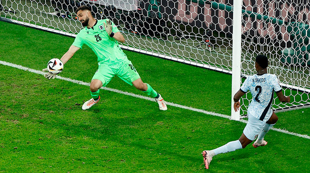 Георгий Мамардашвили защищает ворота в матче с Португалией.