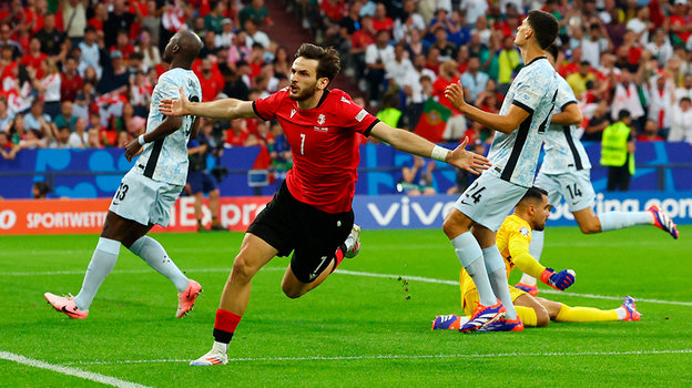 Хвича Кварацхелия забивает Португалии.