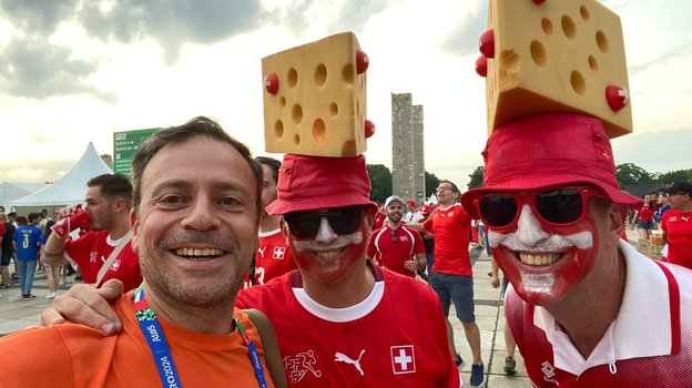Игорь Рабинер с фанатами сборной Швейцарии.