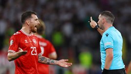 «Футбол становится нелепым — больно, что игра с Германией решается так». Дания в ярости из-за судейства