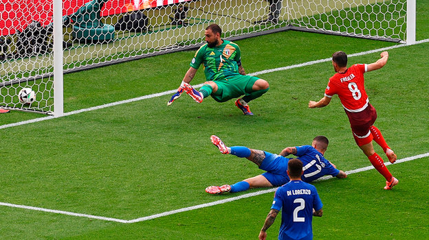 Гол Ремо Фройлера в ворота сборной Италии.