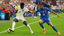 Сака против Словакии играл левого защитника. Это обсуждалось перед матчем, а Букайо выступал там еще в «Арсенале»