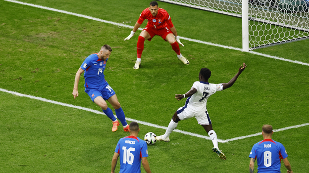 Букайо Сака в атаке.