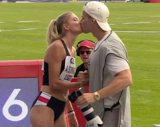 Алиса Шмидт впервые поцеловалась с бойфрендом на публике.