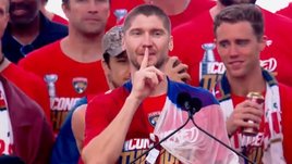 Бобровский вышел с флагом России и выдал мощную речь! Как прошел чемпионский парад «Флориды»