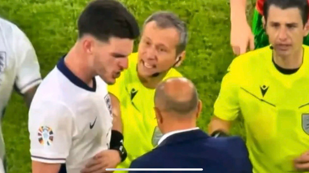 Деклан Райс кричит на Франческо Кальцону.