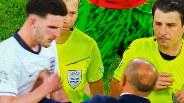 Франческо Кальцона толкает Деклана Райса.