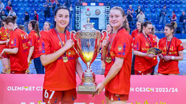 Гандболистки ЦСКА Анастасия Илларионова и Елена Михайличенко