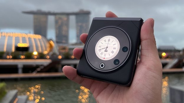 Tecno Phantom V Flip.