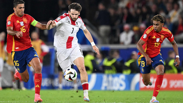 Родри, Хвича Кварацхелия и Ламин Ямаль. Футболисты Родри, Хвича Кварацхелия и Ламин Ямаль в матче Испания — Грузия