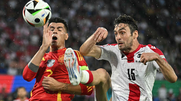 Альваро Мората и Георгий Гвелесиани в матче Испания — Грузия. Футболисты Альваро Мората и Георгий Гвелесиани в матче Испания — Грузия