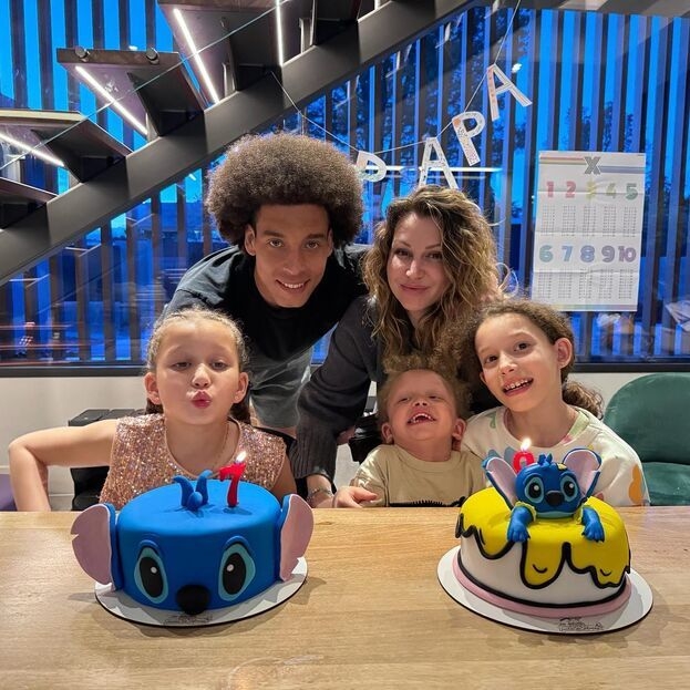 Аксель Витсель и Рафаэлла Сабо с детьми.