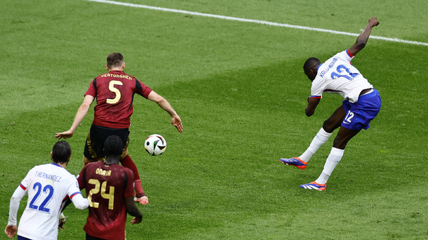 Франция — Бельгия: Ян Вертонген срезает мяч в свои ворота после удара Рандаля Коло-Муани.