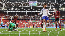 Антуан Гризманн празднует гол в ворота сборной Бельгии