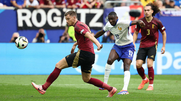 Ян Вертонген забивает гол в свои ворота после удара Коло Муани. Ян Вертонген забивает гол в свои ворота после удара Коло Муани