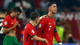 «Криштиану мог стать героем, но в итоге ему пришлось извиняться». Мировая пресса — о промахе и слезах Роналду