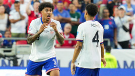 Футболисты сборной США Крис Ричардс и Тайлер Адамс