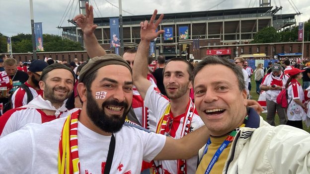 Игорь Рабинер с грузинскими фанатами.