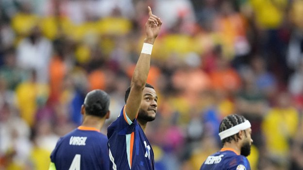 Коди Гакпо радуется своему голу в ворота сборной Румынии.