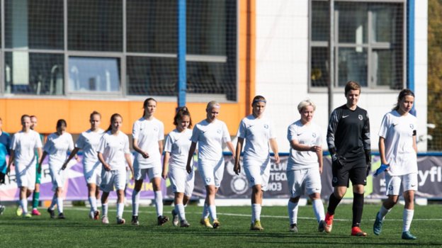 Арина Акатьева (третья справа). Футболистка Арина Акатьева.