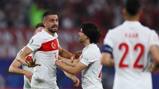 Мерих Демирал празднует свой гол в ворота Австрии.