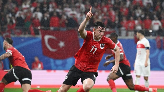 Михаэль Грегорич празднует гол в ворота сборной Турции.