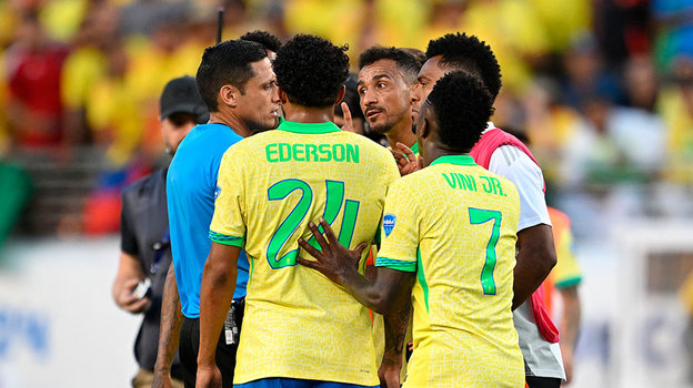 Бразильские футболисты спорят с арбитром матча Бразилия - Колумбия.