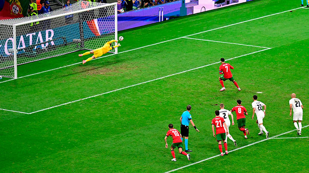 Ян Облак отбивает пенальти в исполнении Криштиану Роналду.