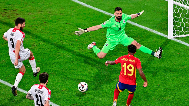 Георгий Мамардашвили защищает ворота в матче с Испанией.