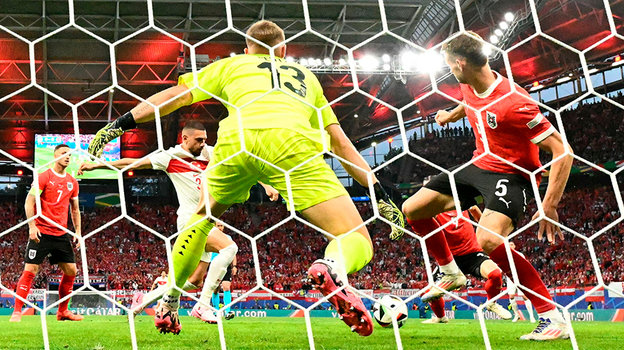 Мерих Демирал открывает счет в матче с Австрией на первой минуте.