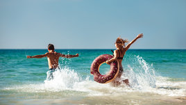 Пара в море