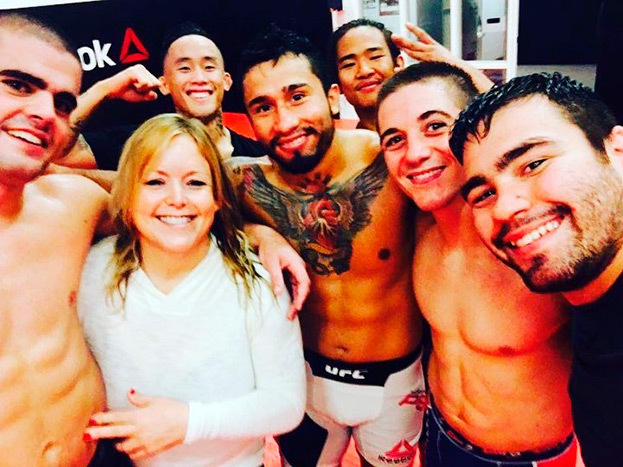 Каролин Вестер с бойцами АКА.