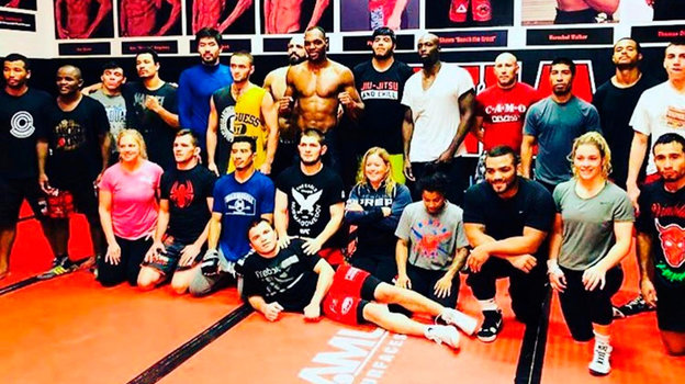 Бойцы и тренеры АКА. Вестер по центру в нижнем ряду с Хабибом и Умаром Нурмагомедовым.