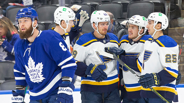 Павел Бучневич (в центре). Хоккеист «Сент-Луиса» Павел Бучневич.