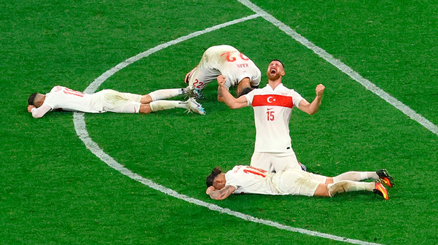 Турецкие футболисты после финального свистка в матче с Австрией.