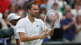 Медведев едва не проиграл на неудобном корте Уимблдона. Россиянин с трудом вышел в третий круг