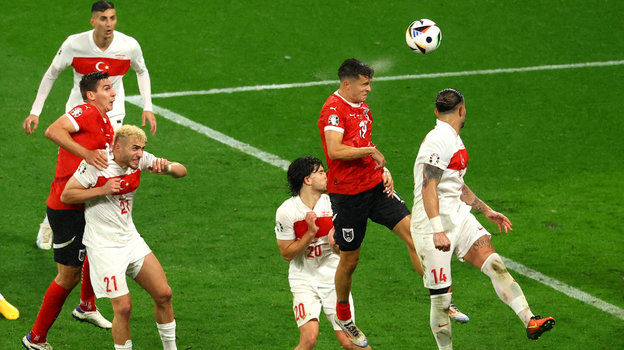 Полузащитник сборной Австрии Кристоф Баумгартнер бьет по воротам сборной Турции.