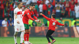 Внезапная проблема Евро — болельщики, выбегающие на поле. Чаще всего — ради фото с Роналду