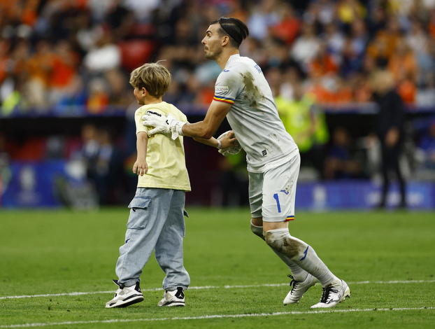 Юный помощник вратаря сборной Румынии.