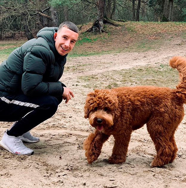 Гленн Бейл с своей собакой.