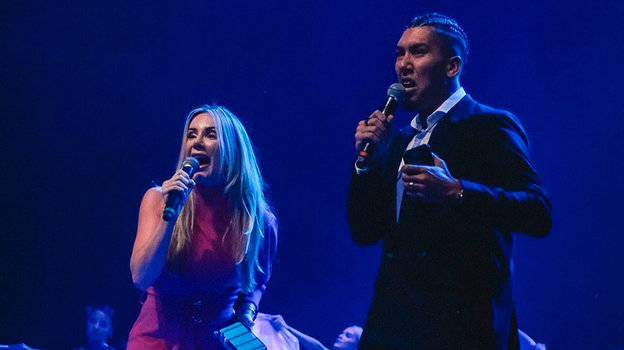 Роберто Фирмино открывает церкви вместе с женой Ларисой.