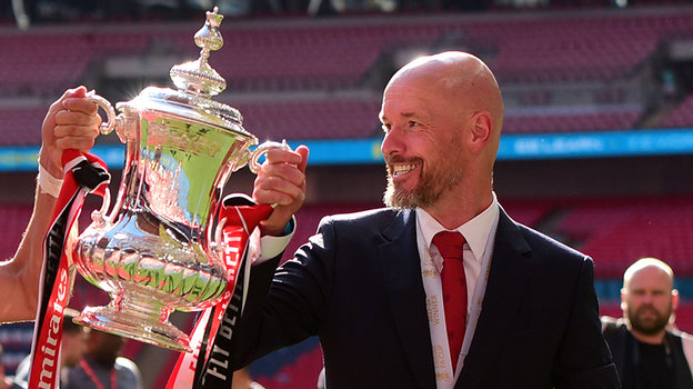 Эрик тен Хаг с Кубком Англии. Эрик тен Хаг с Кубком Англии.