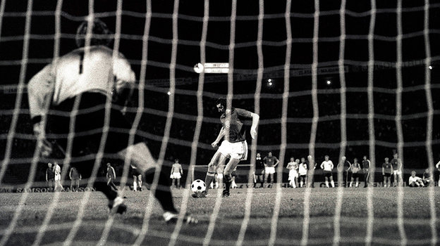 Антонин паненка забивает пенальти ударом, позже названным в его честь.