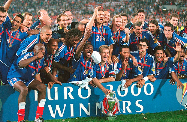 Сборная Франции празднует победу на Евро-2000. Сборная Франции празднует победу на Евро-2000.